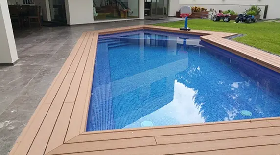Alberca residencial con deck de madera