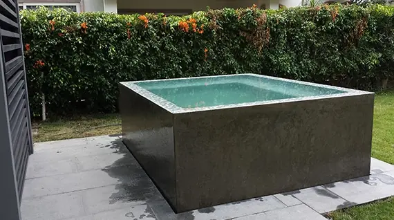 Jacuzzi elevado de concreto