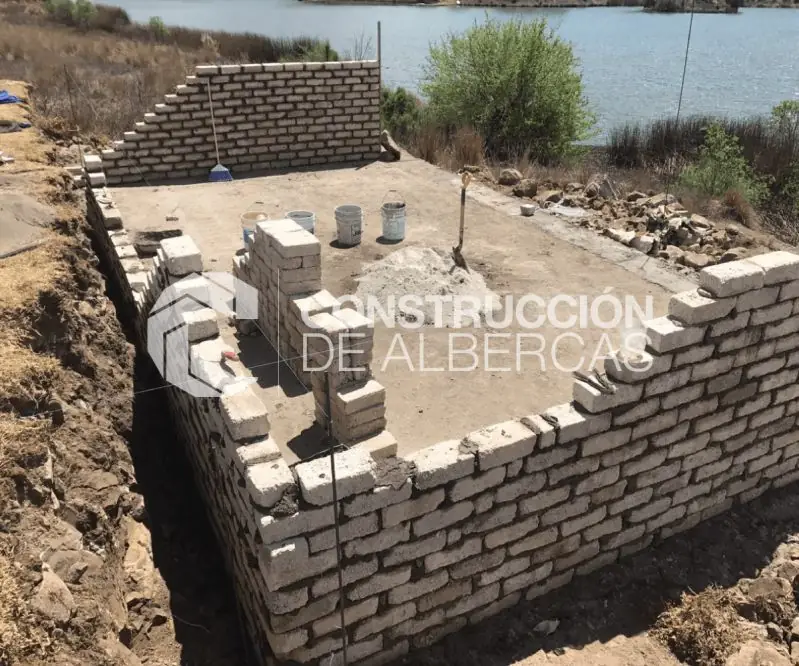 Obra en proceso de construcción de una alberca